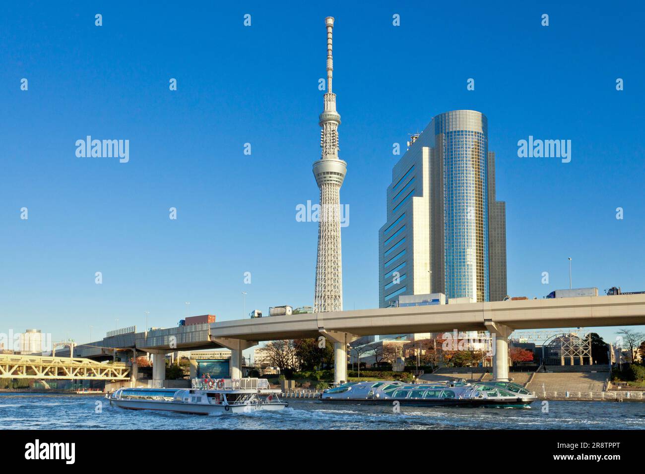 Barca da crociera Himiko, ufficio Sumida Ward e Tokyo Sky Tree Foto Stock