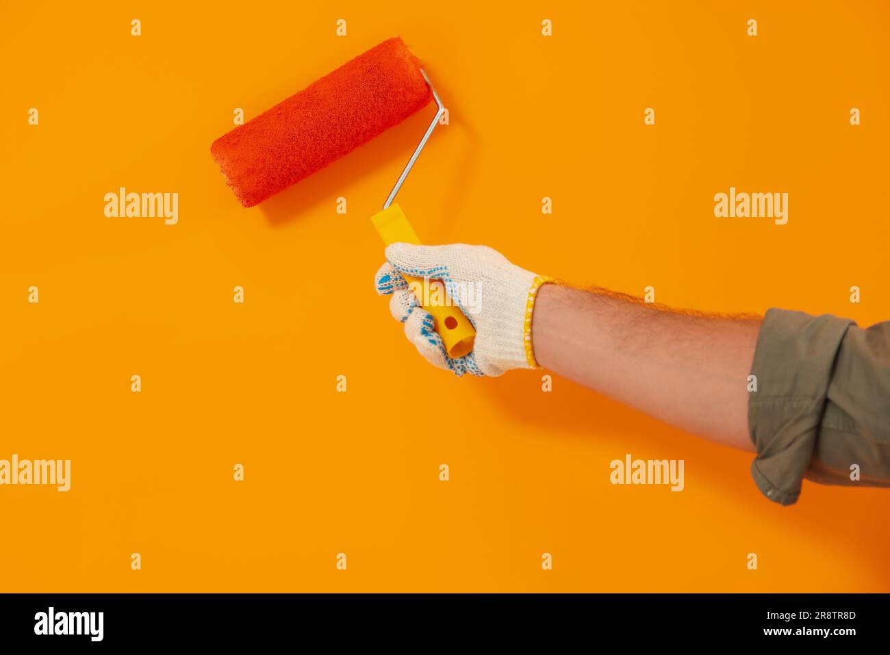 Disegno parete arancione con rullo, primo piano Foto stock - Alamy