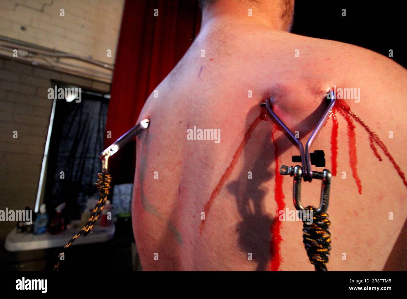 Fetish consensuale e BDSM Play. Attivazione possibile. Kink, Sharps Play, Medical Play, aghi e sangue sparato da vicino, punte casuali dell'ago. Foto Stock