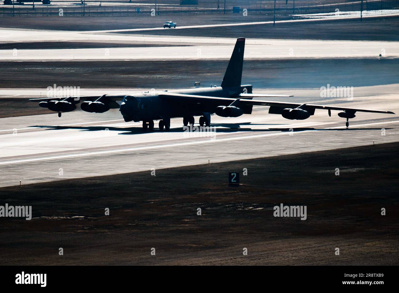 NEGLI STATI UNITI Air Force B-52H Stratofortress assegnata alla 2nd Bomb Wing inizia a decollare durante il Global Thunder 23 (GT23) presso la base dell'aeronautica militare Minot, North Dakota, 16 aprile 2023. La formazione con le nazioni alleate e le organizzazioni partner contribuisce a migliorare l'integrazione e l'interoperabilità e consente agli Airman delle Bomb Wing 5th di costruire relazioni durature necessarie per affrontare l'ampia gamma di sfide globali. (STATI UNITI Air Force foto di staff Sgt. Michael A. Richmond) Foto Stock