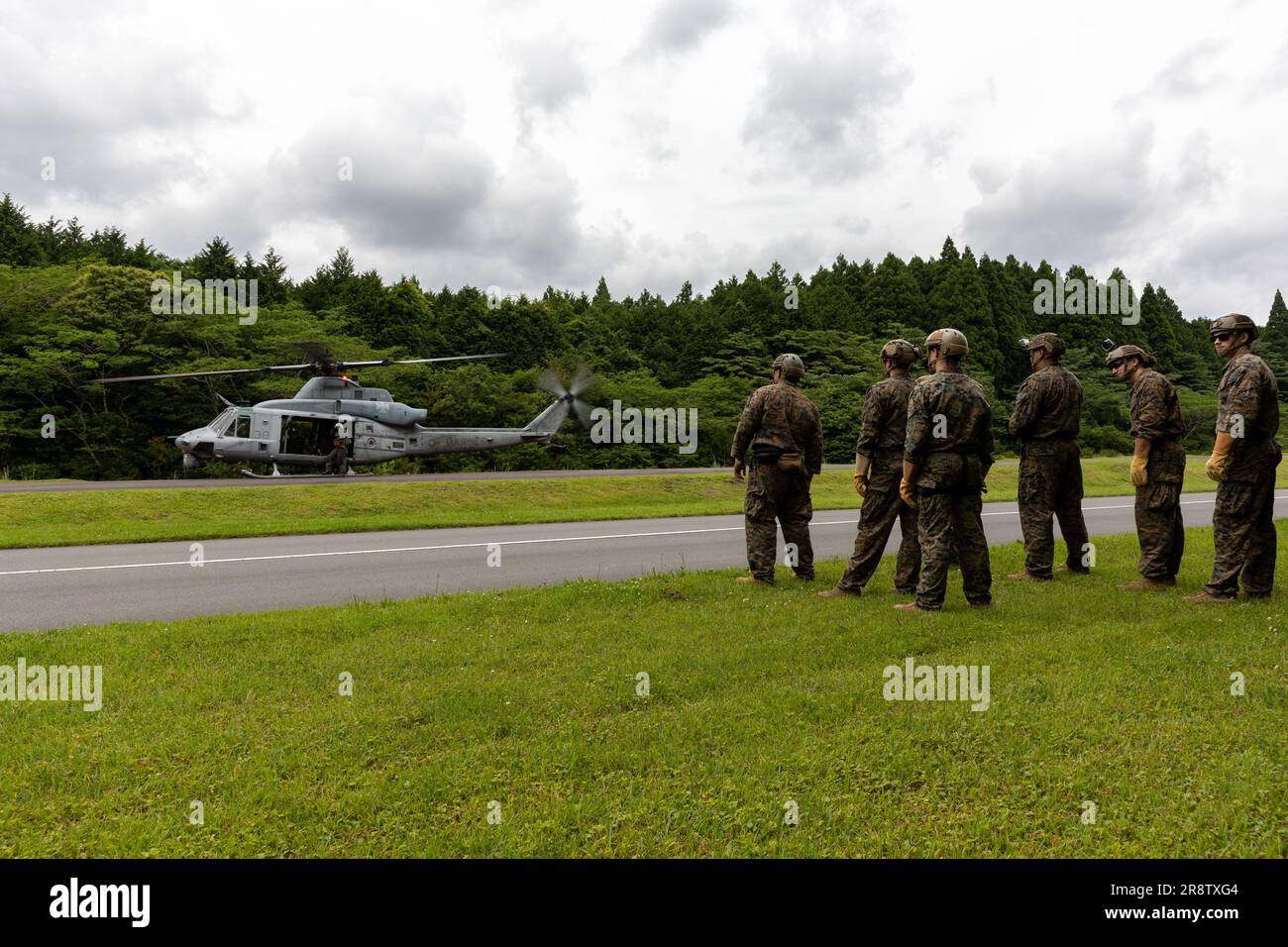 STATI UNITI Marines con Marine Light Attack Helicopter Squadron (HMLA) 169 e 3rd Battaglione di ricognizione condurre un veloce allenamento in corda durante Fuji Viper a Camp Fuji, Giappone, 21 giugno 2023. Fuji Viper fornisce 1st Ala del velivolo marino con le occasioni realistiche di addestramento per esercitare le armi combinate ed effettuare la competenza, la letalità e la prontezza. (STATI UNITI Corpo marino foto di CPL. Kyle Chan) Foto Stock