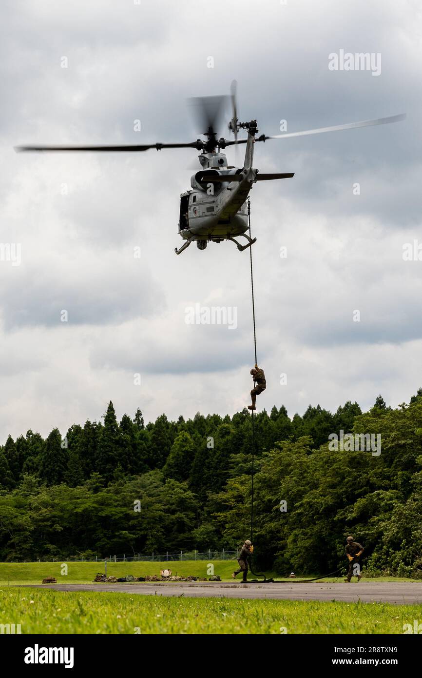 STATI UNITI Marines con 3rd Battaglione di ricognizione corda veloce da un elicottero UH-1Y Venom con Marine Light Attack Helicopter Squadron (HMLA) 169 durante Fuji Viper a Camp Fuji, Giappone, 21 giugno 2023. Fuji Viper fornisce 1st Ala del velivolo marino con le occasioni realistiche di addestramento per esercitare le armi combinate ed effettuare la competenza, la letalità e la prontezza. (STATI UNITI Corpo marino foto di CPL. Kyle Chan) Foto Stock