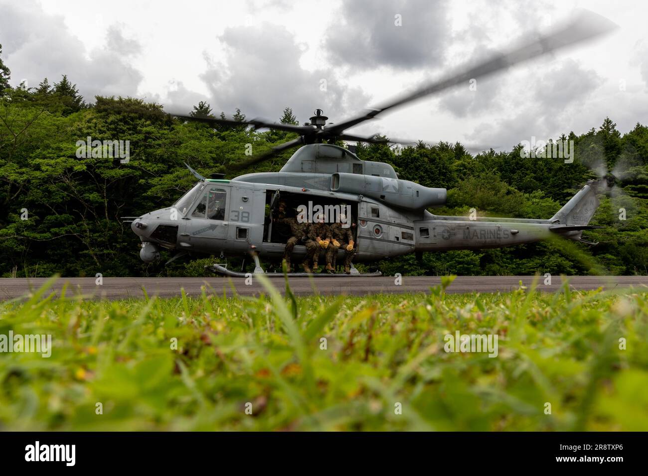 STATI UNITI Marines con Marine Light Attack Helicopter Squadron (HMLA) 169 e 3rd Battaglione di ricognizione condurre un veloce allenamento in corda durante Fuji Viper a Camp Fuji, Giappone, 21 giugno 2023. Fuji Viper fornisce 1st Ala del velivolo marino con le occasioni realistiche di addestramento per esercitare le armi combinate ed effettuare la competenza, la letalità e la prontezza. (STATI UNITI Corpo marino foto di CPL. Kyle Chan) Foto Stock