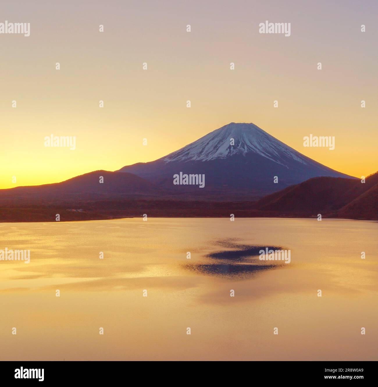 Lago Motosu prima dell'alba e monte Foto Stock
