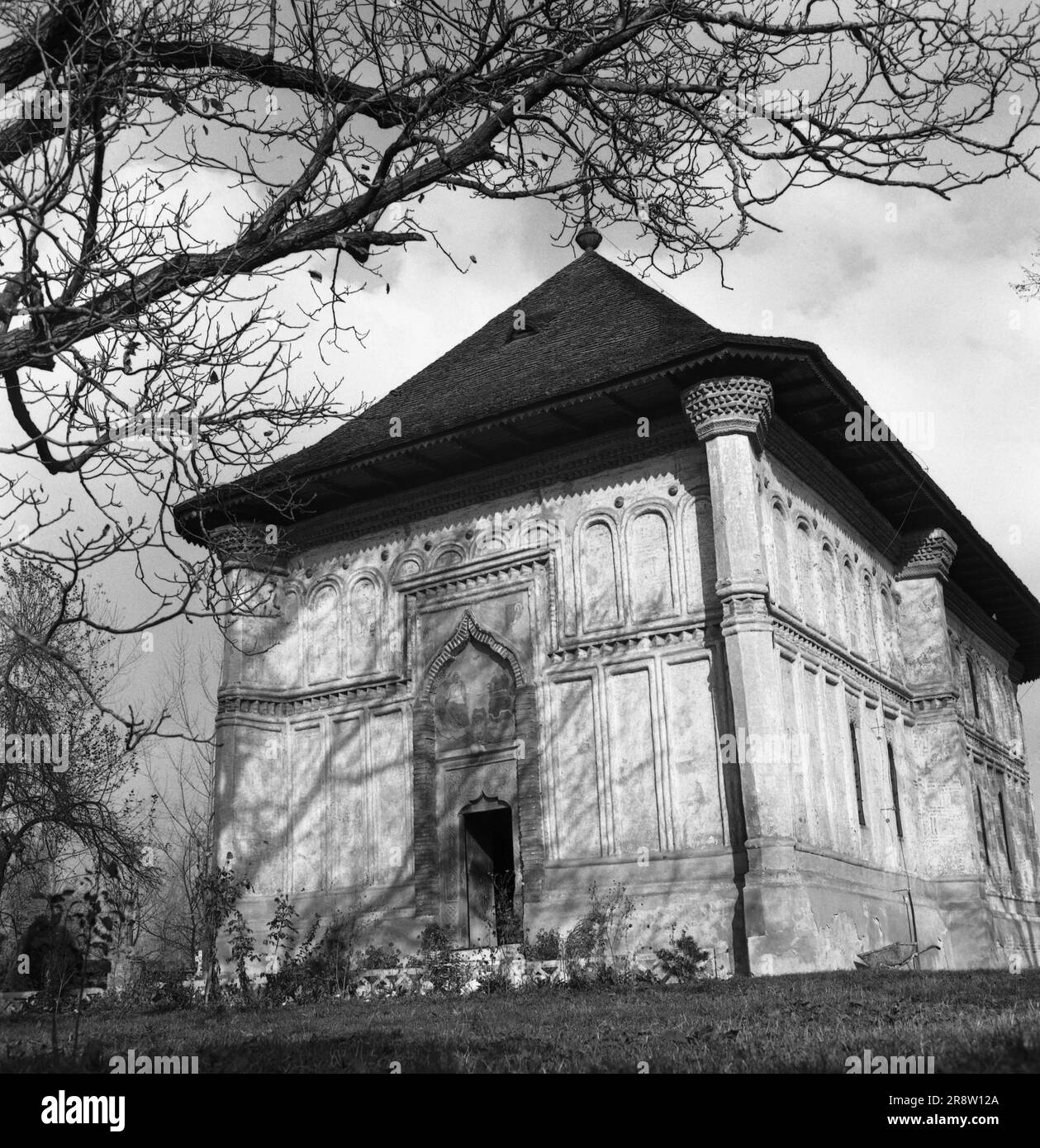 Golesti, Contea di Argeș, Romania, circa 1975. Vista esterna della storica chiesa ortodossa cristiana (b.1646). Foto Stock