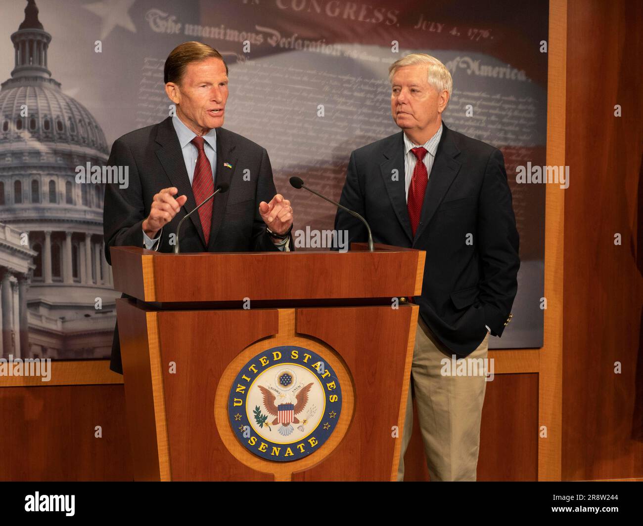 22 giugno 2023, Washington, Distretto di Columbia, USA: I senatori LINDSEY GRAHAM (R-SC) e RICHARD BLUMENTHAL (D-CT) introducono una risoluzione secondo cui se la Russia utilizzasse armi nucleari in Ucraina, sarebbe considerato un attacco alla NATO. La risoluzione è in risposta alla consegna di armi nucleari tattiche da parte della Federazione russa alla Repubblica di Bielorussia. (Immagine di credito: © sue Dorfman/ZUMA Press Wire) SOLO USO EDITORIALE! Non per USO commerciale! Foto Stock