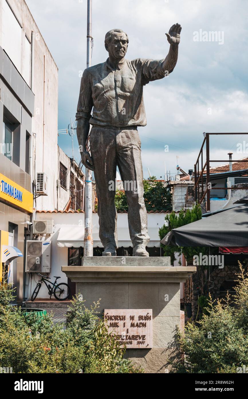 Una statua di George W. Bush a Fushë Krujë, Albania. È stato il primo presidente degli Stati Uniti a visitare l'Albania post-comunista, e fermato da questa piccola città Foto Stock