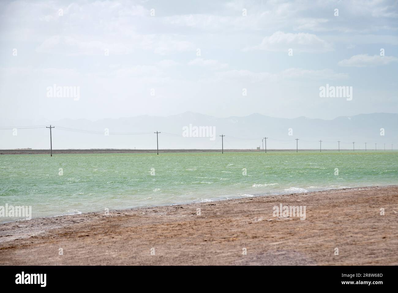 USA, Utah, Bonneville Salt Flats. Linea telefonica in direzione ovest. Foto Stock