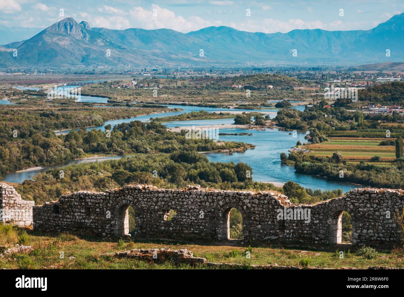 Il fiume Drin si allontana dal castello di Rozafa verso le montagne di Shkodër, Albania Foto Stock