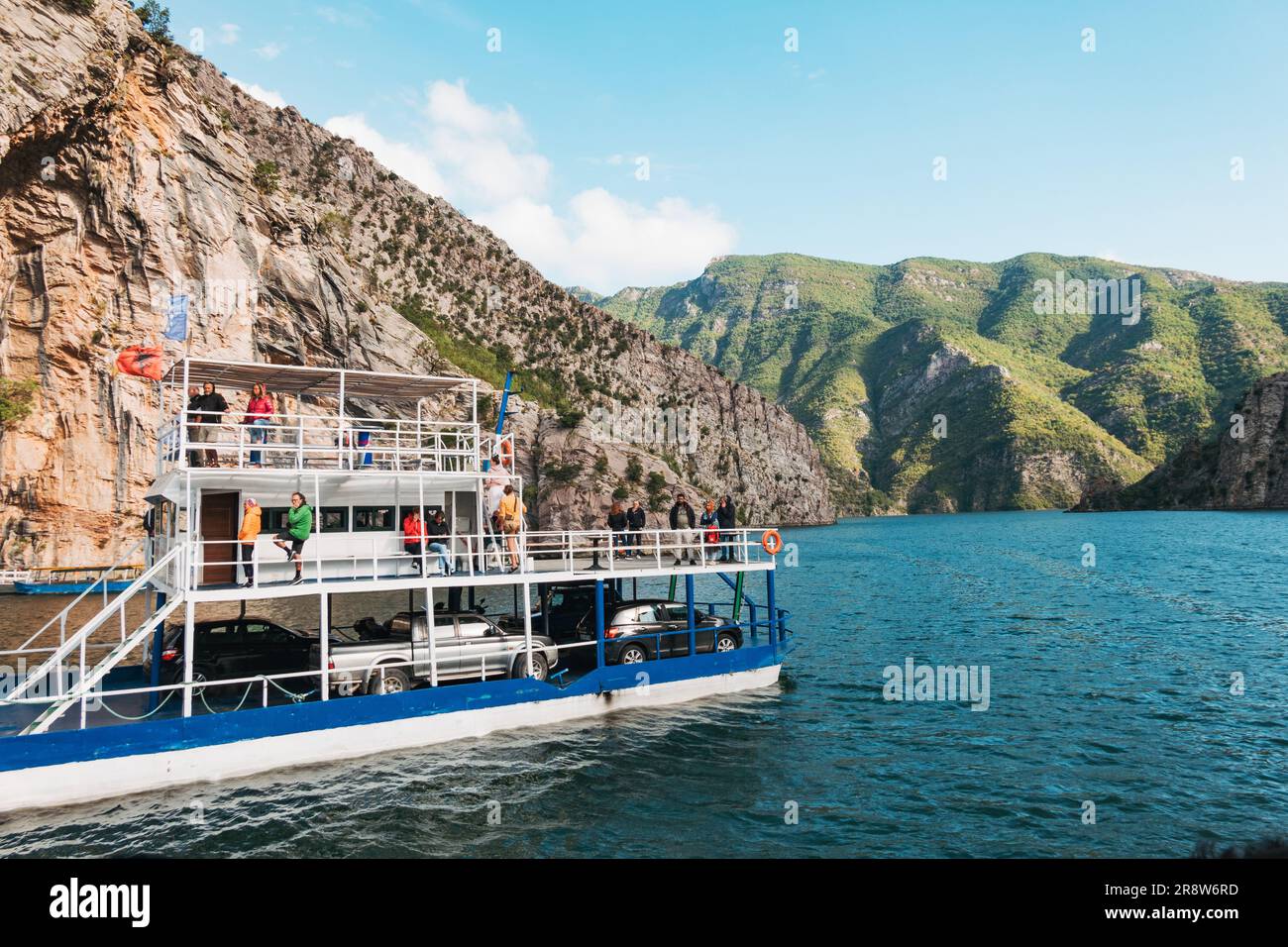 Un traghetto trasporta veicoli e passeggeri attraverso il lago Koman, un grande bacino artificiale costruito sul fiume Drin, nel nord dell'Albania. Foto Stock