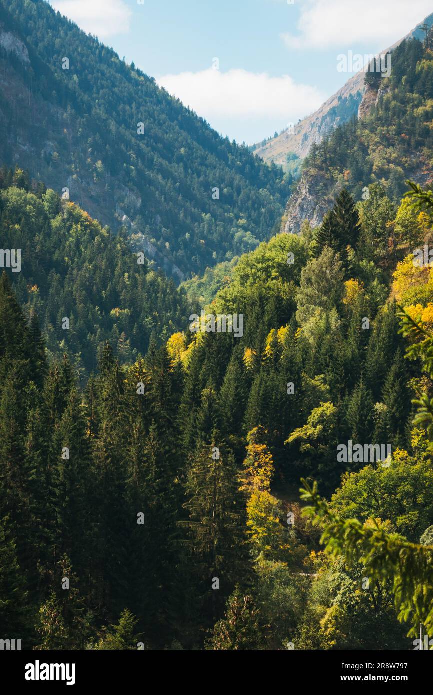 Viste mozzafiato delle montagne Accursed Mountains, alias Alpi albanesi, viste dal Parco Nazionale di Bjeshkët e Nemuna, Kosovo Foto Stock