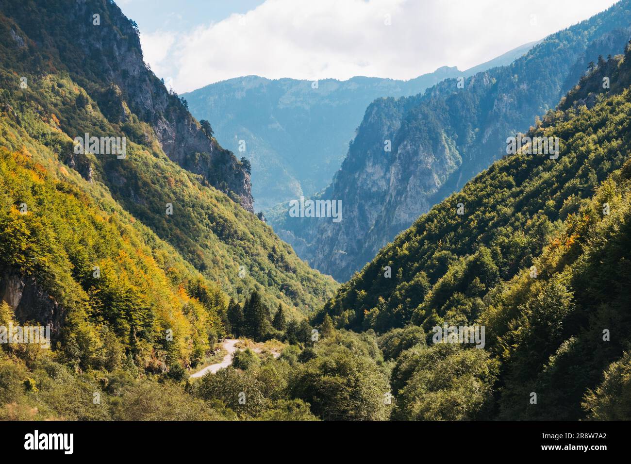 Viste mozzafiato delle montagne Accursed Mountains, alias Alpi albanesi, viste dal Parco Nazionale di Bjeshkët e Nemuna, Kosovo Foto Stock