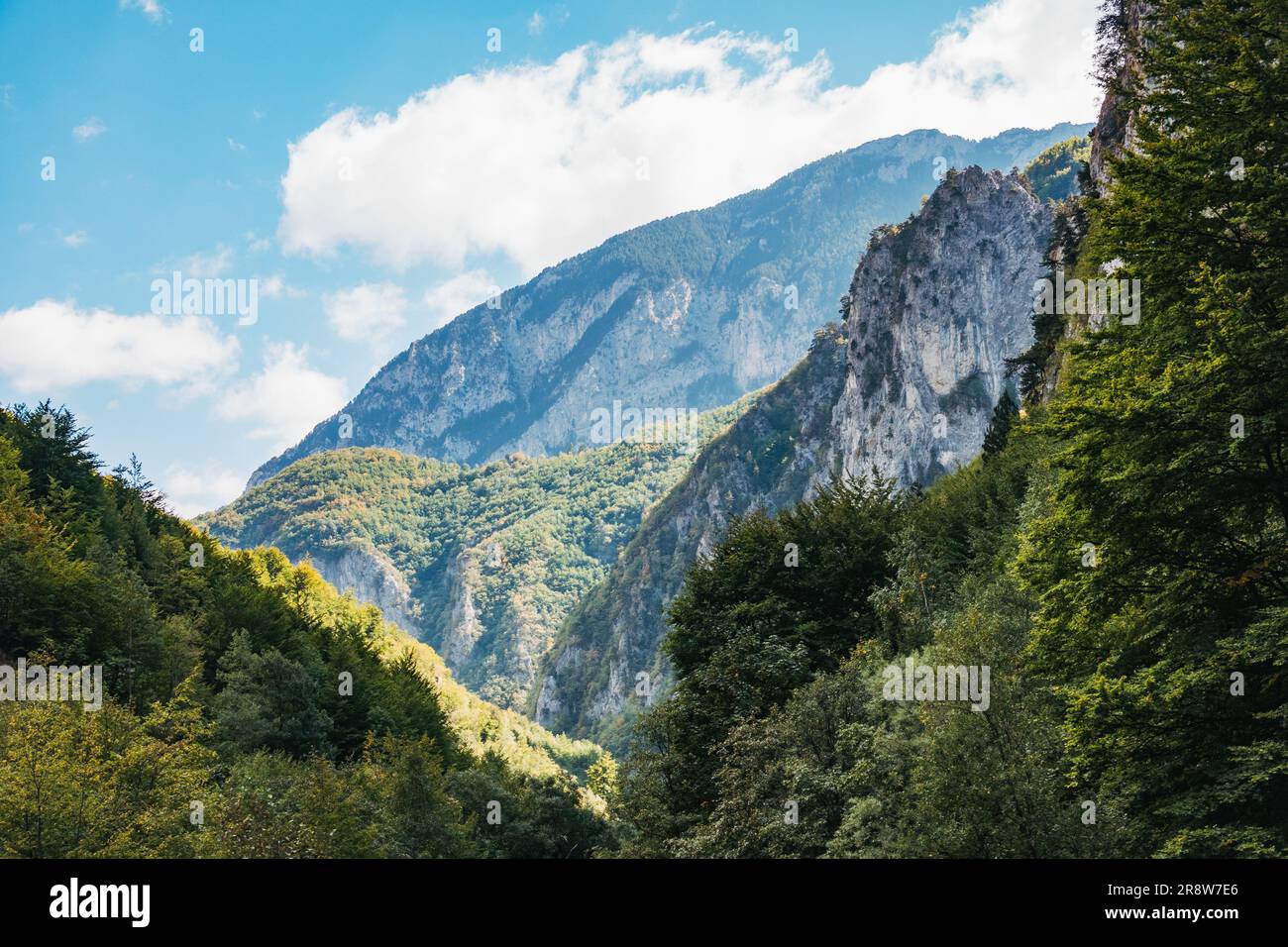 Viste mozzafiato delle montagne Accursed Mountains, alias Alpi albanesi, viste dal Parco Nazionale di Bjeshkët e Nemuna, Kosovo Foto Stock