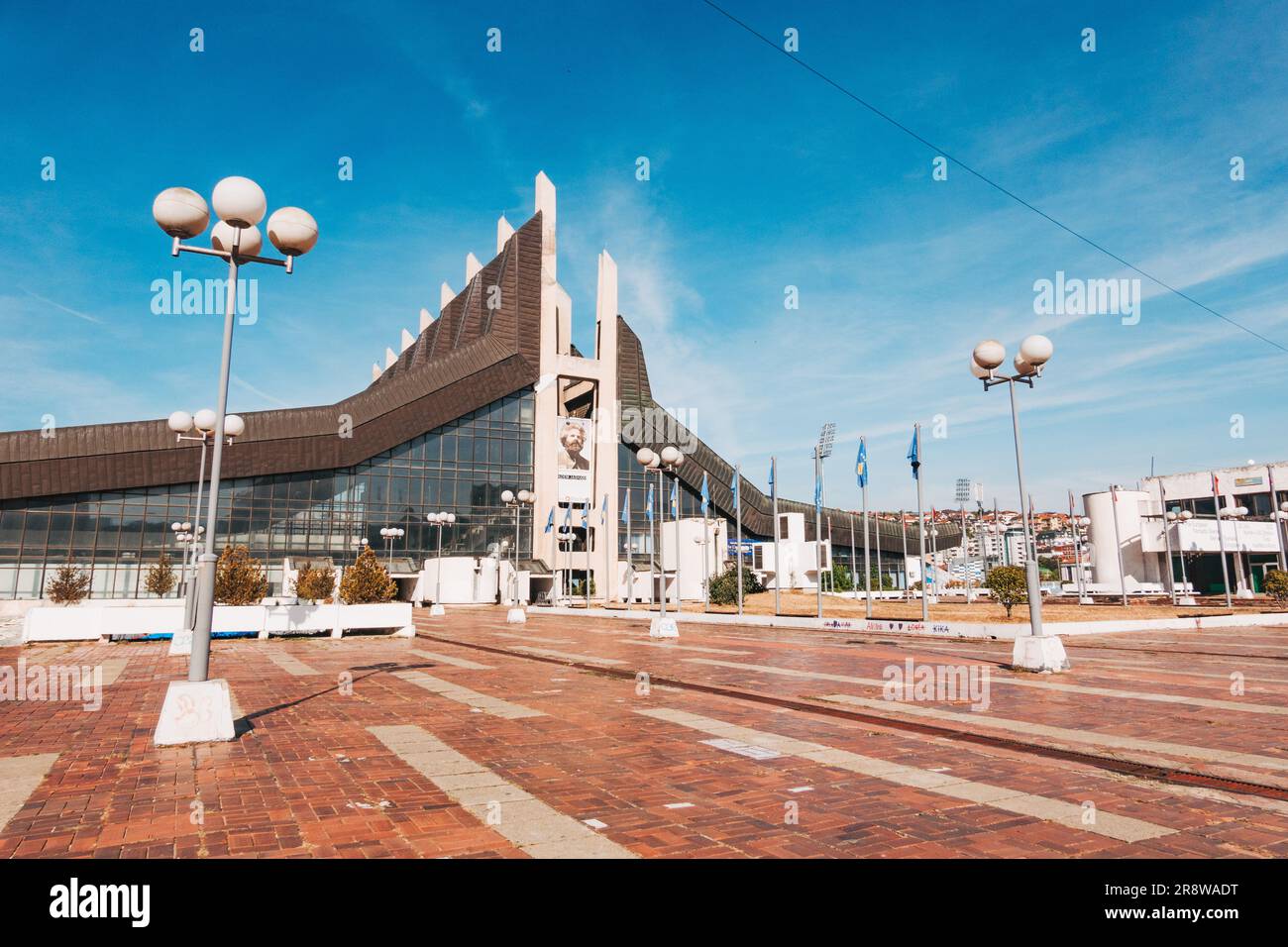 Il Palazzo della Gioventù e dello Sport 'boro e Ramiz', costruito nel 1977 a Pristina, in Kosovo. Ispirato allo stile metabolista dell'architettura Foto Stock