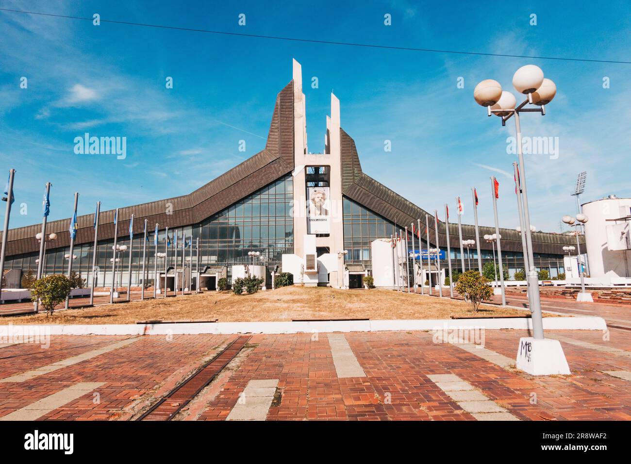 Il Palazzo della Gioventù e dello Sport 'boro e Ramiz', costruito nel 1977 a Pristina, in Kosovo. Ispirato allo stile metabolista dell'architettura Foto Stock