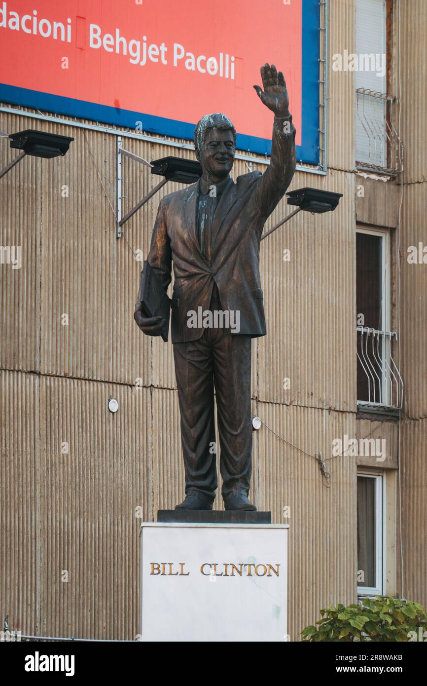 Una statua di U.S. Il presidente Bill Clinton eresse nel 2009 su un piedistallo davanti a un cartellone con bandiera americana a Pristina, in Kosovo Foto Stock