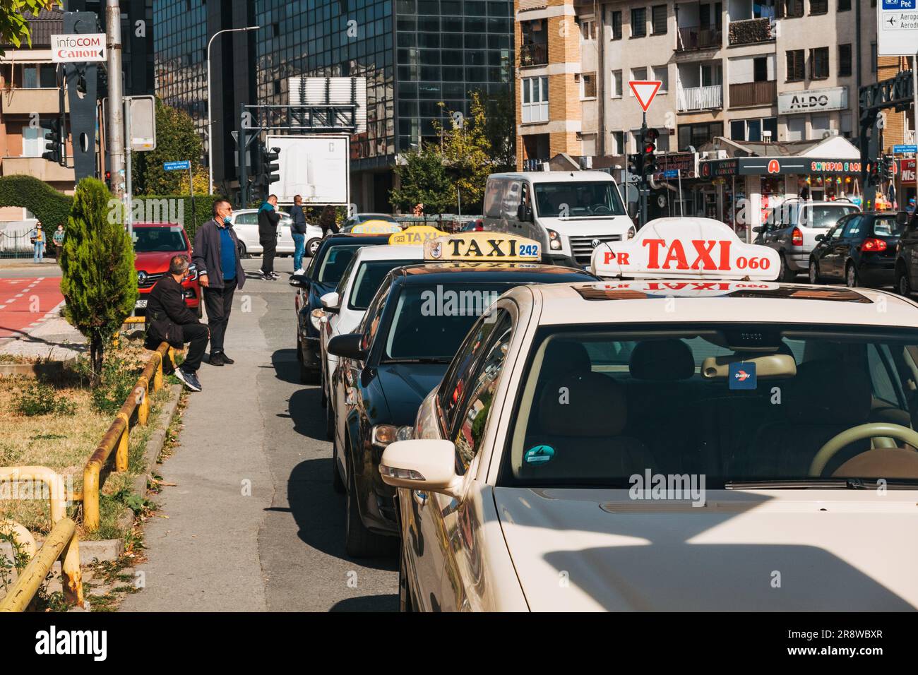 Un posteggio di taxi a Pristina, Kosovo Foto Stock