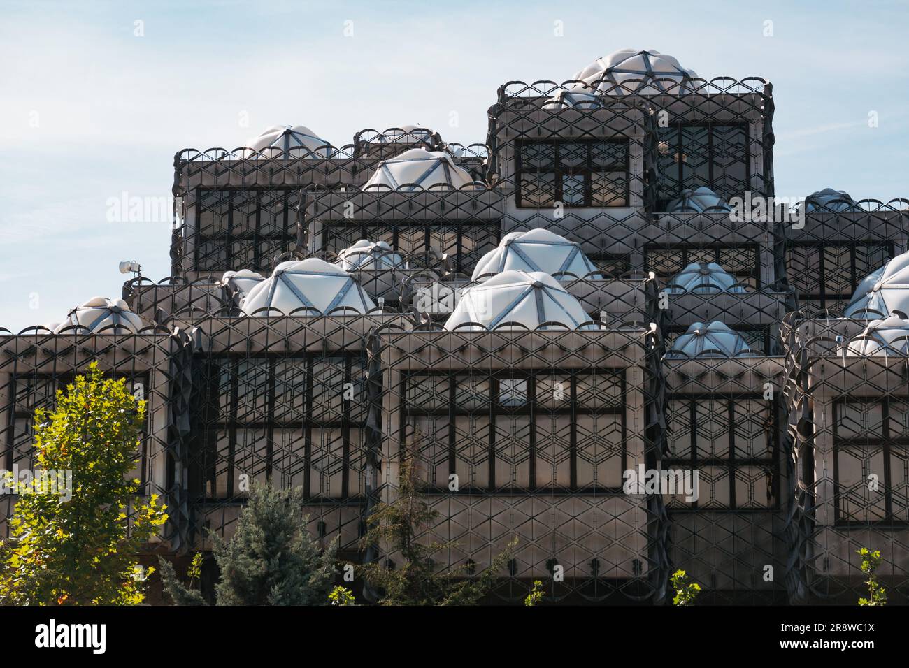 Biblioteca nazionale del Kosovo. Aperto nel 1982 in un edificio dal design controverso, che si dice sia una combinazione di stile bizantino, islamico e metabolista Foto Stock