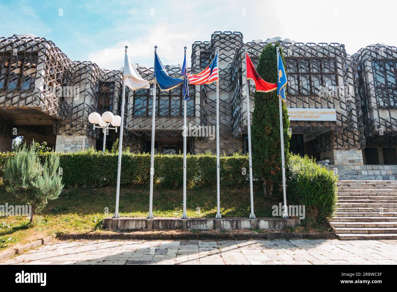 Varie bandiere nazionali innalzate di fronte alla Biblioteca Nazionale del Kosovo, Pristina Foto Stock