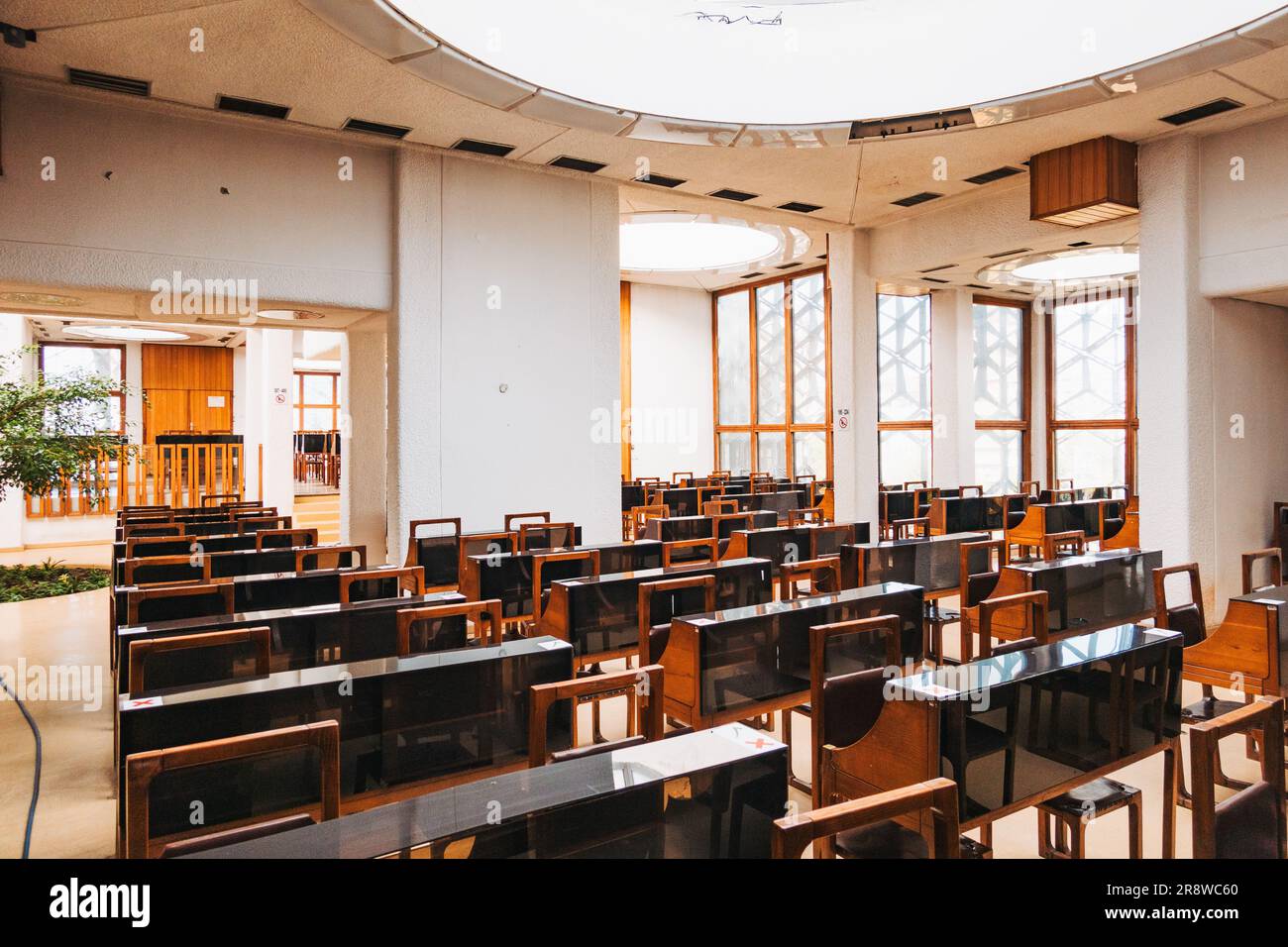 Una sala di studio all'interno della Biblioteca Nazionale del Kosovo, Pristina Foto Stock