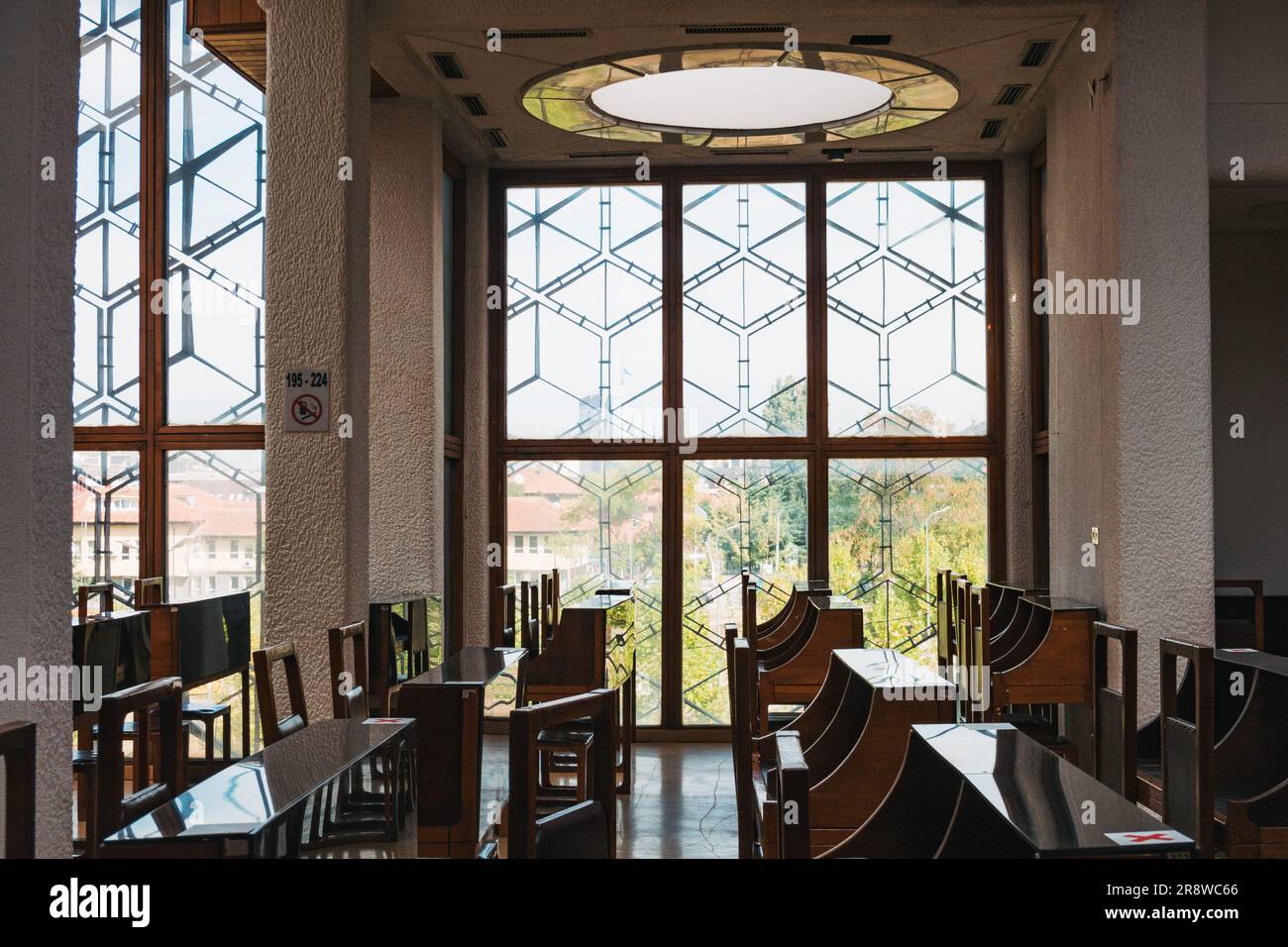 Una sala di studio all'interno della Biblioteca Nazionale del Kosovo, Pristina Foto Stock