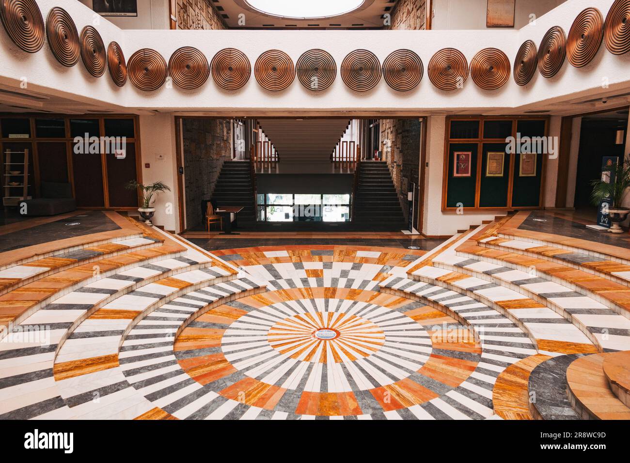 Una lobby principale a tema circolare nella Biblioteca Nazionale del Kosovo, Pristina Foto Stock