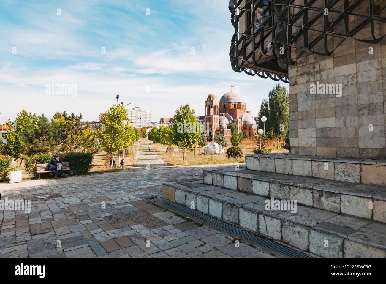 La Chiesa incompiuta di Cristo Salvatore, vista dai gradini della Biblioteca Nazionale del Kosovo, Pristina Foto Stock
