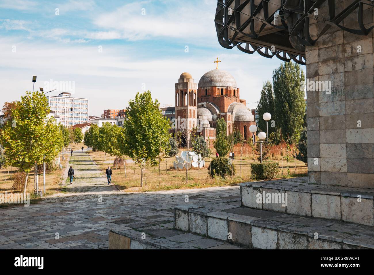 La Chiesa incompiuta di Cristo Salvatore, vista dai gradini della Biblioteca Nazionale del Kosovo, Pristina Foto Stock