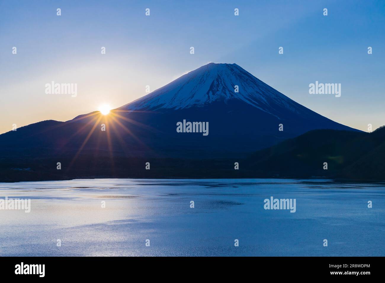 Alba sul lago Motosu e sul monte Foto Stock