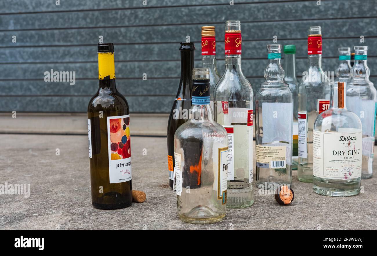 Varie bottiglie vuote di alcool. Bottiglie di alcol in vetro sul pavimento. Street Photo, Nobody-Toronto, Canada-giugno 16,2023 Foto Stock