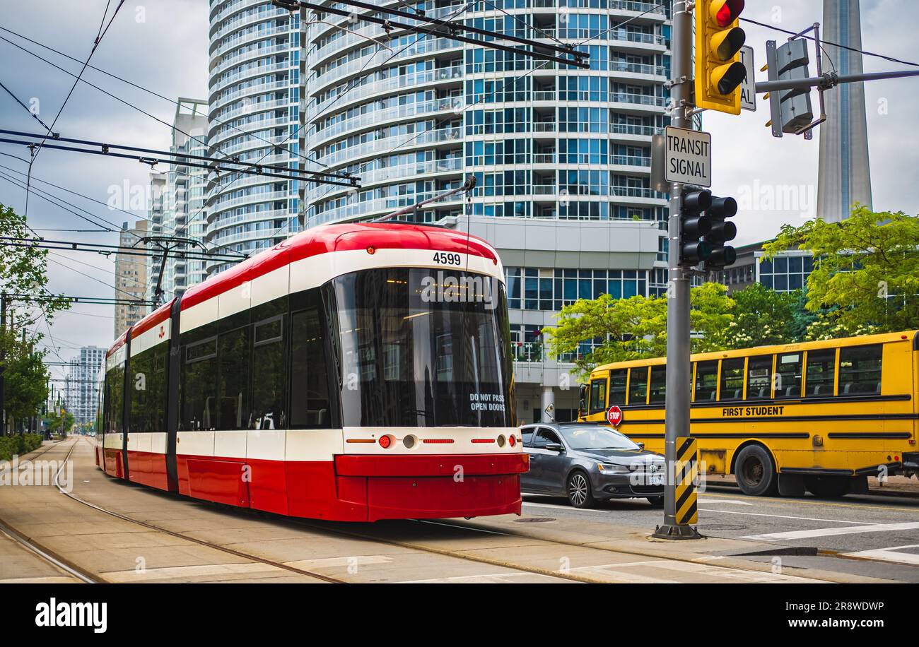 Vista della strada del nuovo tram TTC Bombardier nel quartiere dei divertimenti del centro di Toronto. Tram New Toronto Transit Commision per le strade di Toronto Foto Stock