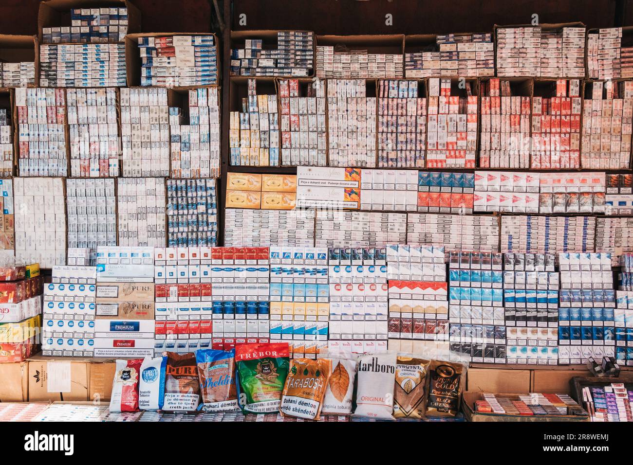 Un venditore ambulante vende sigarette in un mercato a Pristina, in Kosovo Foto Stock