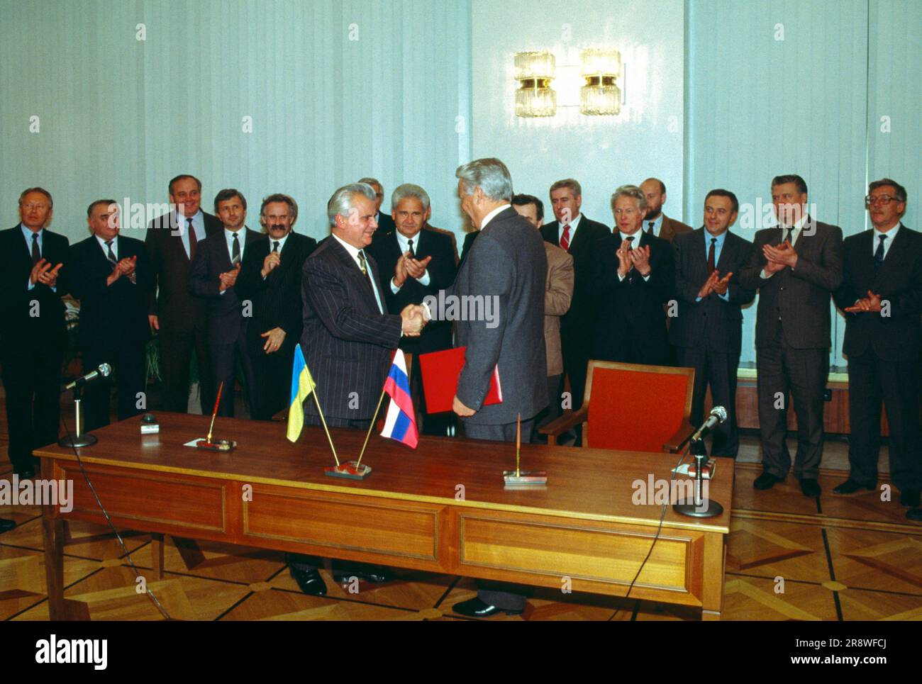 Accordo economico ucraino russo, novembre 1991. Mosca, Russia, Unione Sovietica. Il presidente russo Boris Eltsin (destra, Centro) stringe la mano del presidente ucraino Leonid Kravchuk dopo aver firmato un accordo economico alla Casa Bianca russa. Foto Stock