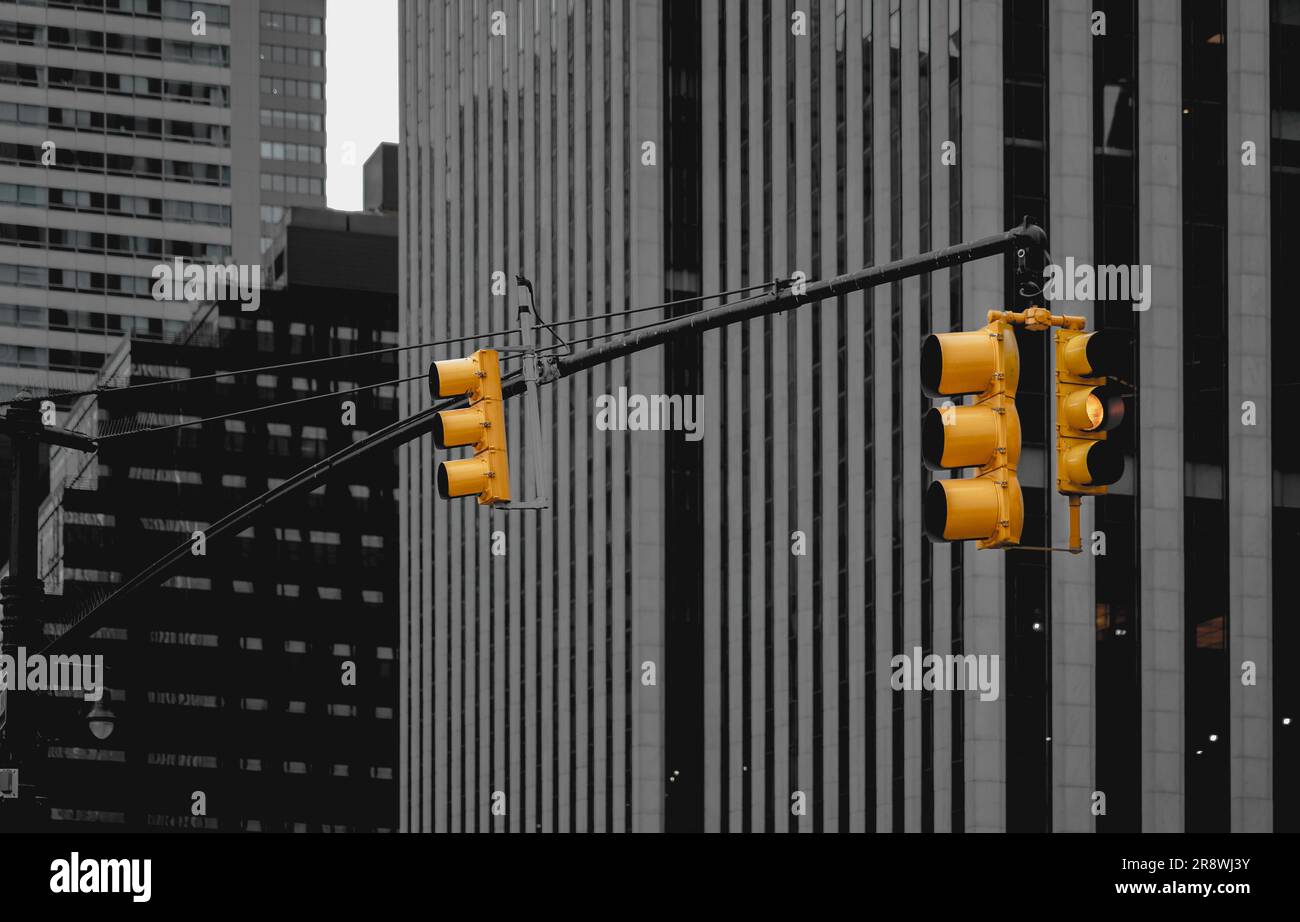 Semafori e edificio di Manhattan, sfondo bianco e nero Foto Stock