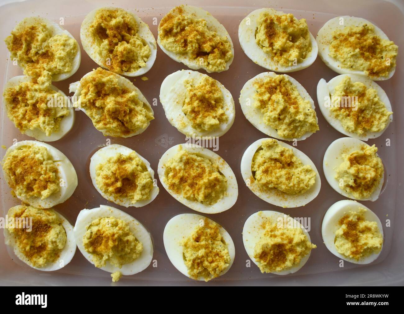 Un contenitore pieno di uova diaboliche, pronto per un barbecue o un'altra riunione di famiglia. Vista dall'alto Foto Stock