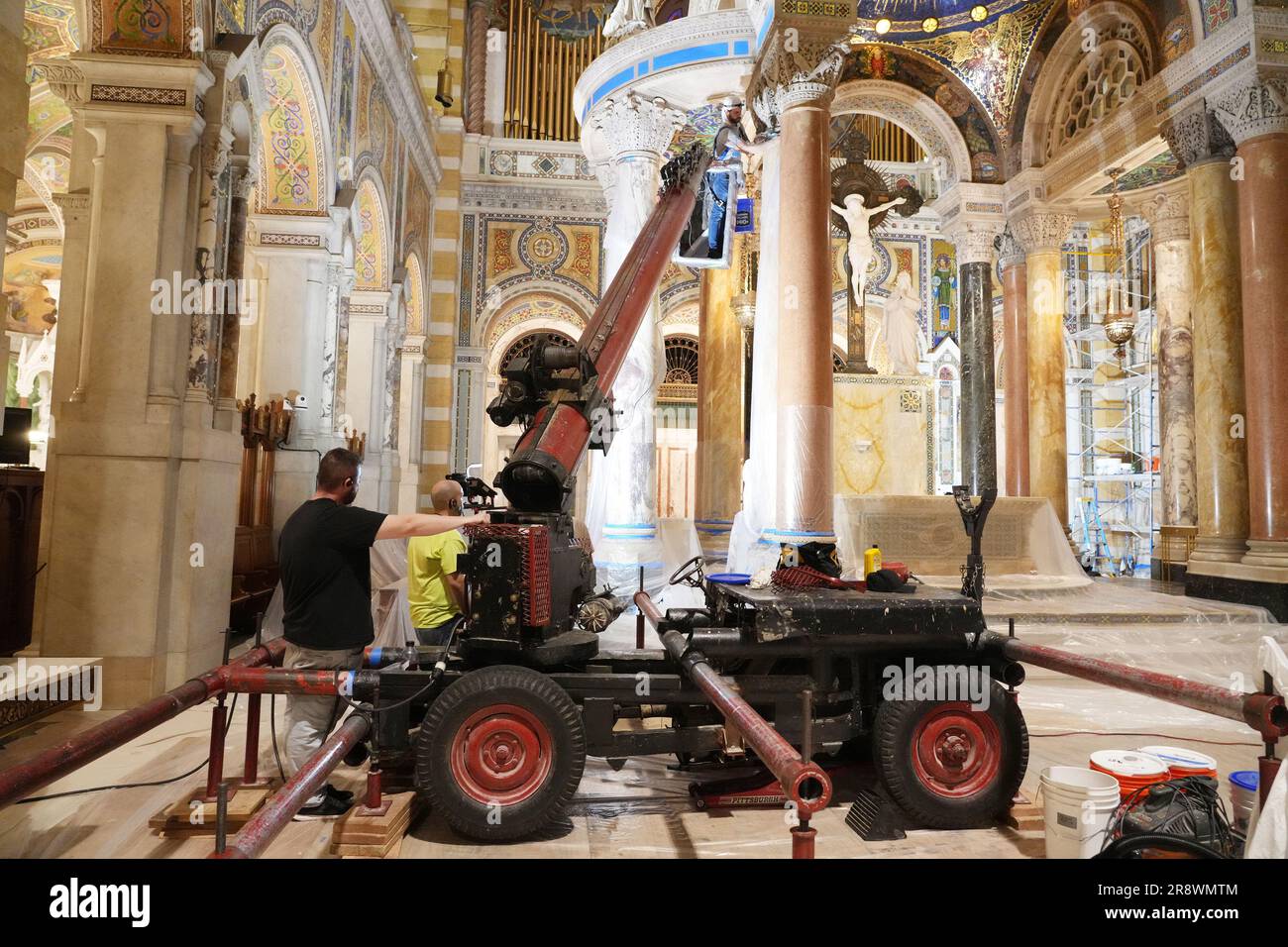 St Louis, Stati Uniti. 22 giugno 2023. I lavoratori della John Tiedemann Inc. Gestiscono un impianto speciale durante la pulizia del Baldichino all'interno della basilica cattedrale di San Louis giovedì 22 giugno 2023. L'interno della basilica del Duomo sta ricevendo la sua prima pulizia intensiva con lavaggi chimici per la prima volta da quando è stato completato nel 1917. La procedura di due mesi pulirà oltre 100 anni di fuliggine e sporcizia, rivelando il marmo cremoso originale. Foto di Bill Greenblatt/UPI credito: UPI/Alamy Live News Foto Stock