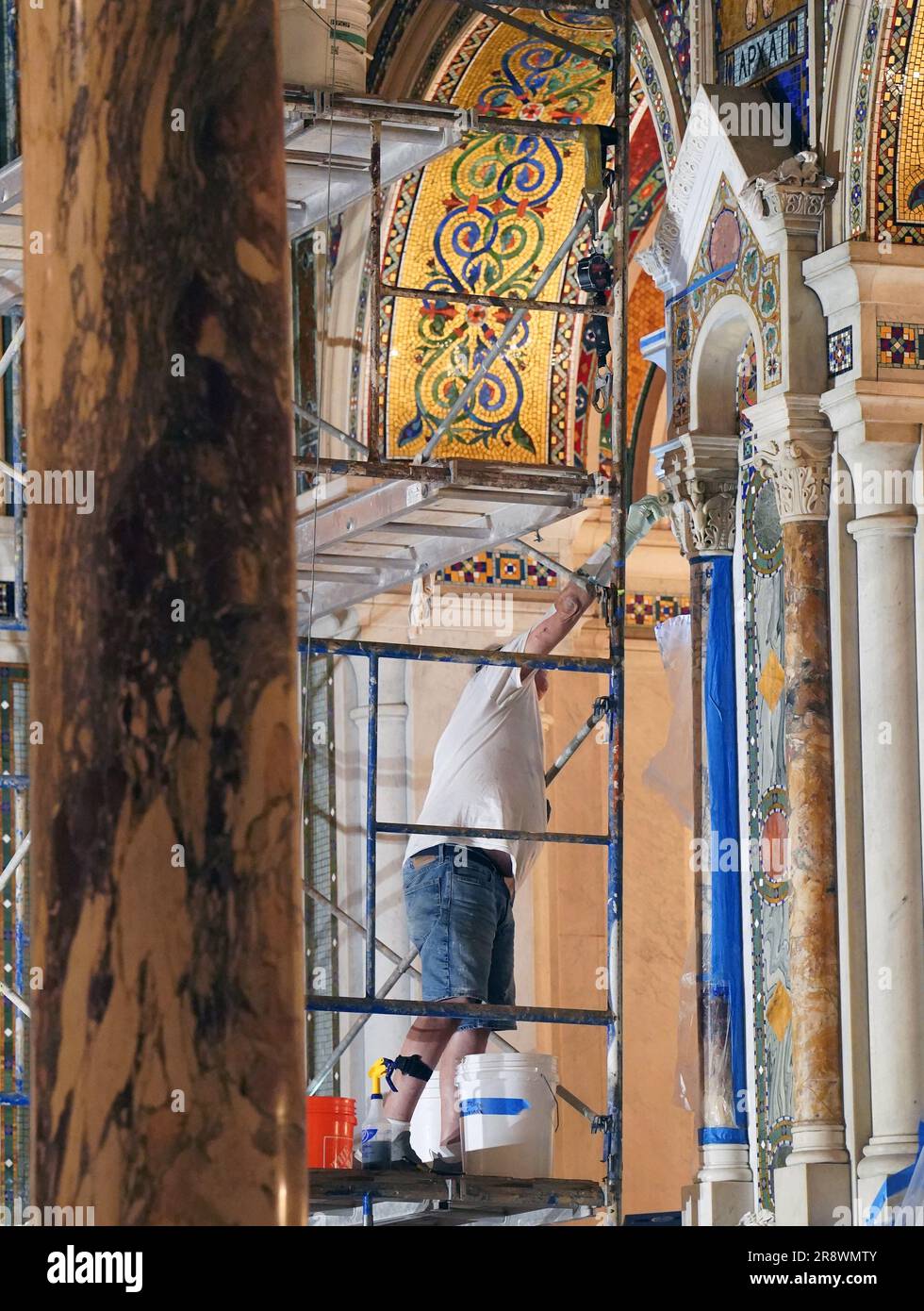 St Louis, Stati Uniti. 22 giugno 2023. Un lavoratore con John Tiedemann Inc. Applica un lavaggio speciale nella Basilica della Cattedrale di St. Louis giovedì 22 giugno 2023. L'interno della basilica del Duomo sta ricevendo la sua prima pulizia intensiva con lavaggi chimici per la prima volta da quando è stato completato nel 1917. La procedura di due mesi pulirà oltre 100 anni di fuliggine e sporcizia, rivelando il marmo cremoso originale. Foto di Bill Greenblatt/UPI credito: UPI/Alamy Live News Foto Stock