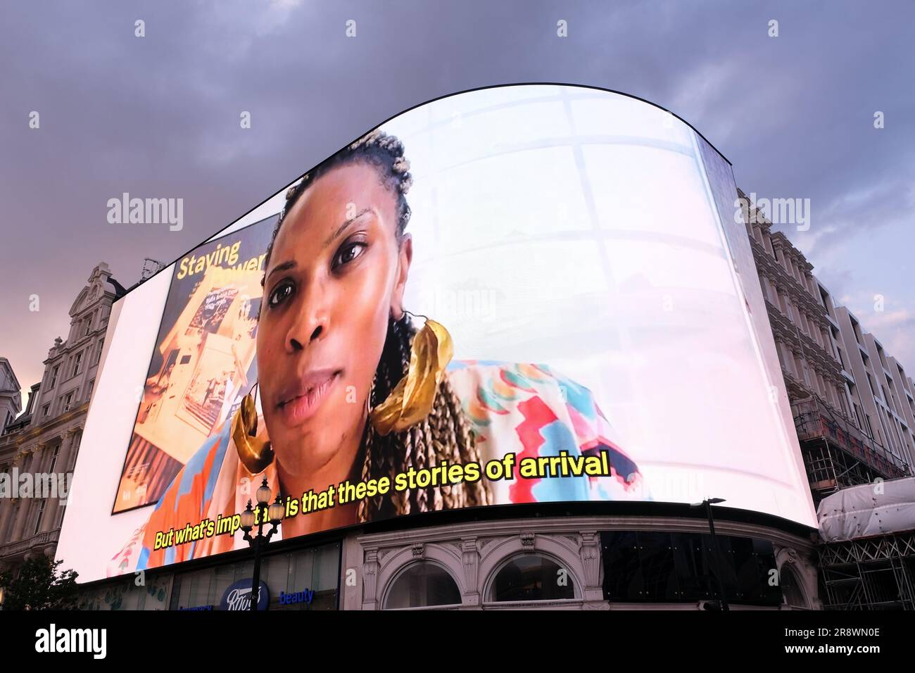 Londra, Regno Unito. 22 giugno 2023. CIRCA, in collaborazione con il Black Cultural Archives, ha prodotto un cortometraggio per celebrare il 75° anniversario degli arrivi di Windrush, quando 492 persone arrivarono a Tilbury Docks dai Caraibi rispondendo all'appello del governo britannico per i lavoratori di ricostruire l'economia, dopo la seconda guerra mondiale. Interviste selezionate di persone collegate alla generazione Windrush sono state inserite nel film e mostrate sullo schermo iconico. Credito: Fotografia dell'undicesima ora/Alamy Live News Foto Stock