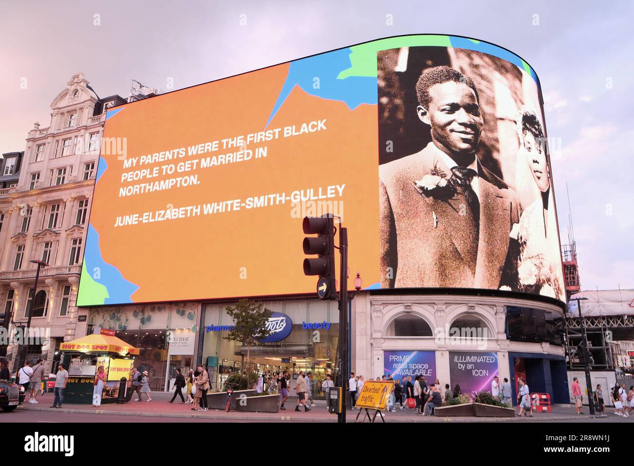 Londra, Regno Unito. 22 giugno 2023. CIRCA, in collaborazione con il Black Cultural Archives, ha prodotto un cortometraggio per celebrare il 75° anniversario degli arrivi di Windrush, quando 492 persone arrivarono a Tilbury Docks dai Caraibi rispondendo all'appello del governo britannico per i lavoratori di ricostruire l'economia, dopo la seconda guerra mondiale. Interviste selezionate di persone collegate alla generazione Windrush sono state inserite nel film e mostrate sullo schermo iconico. Credito: Fotografia dell'undicesima ora/Alamy Live News Foto Stock