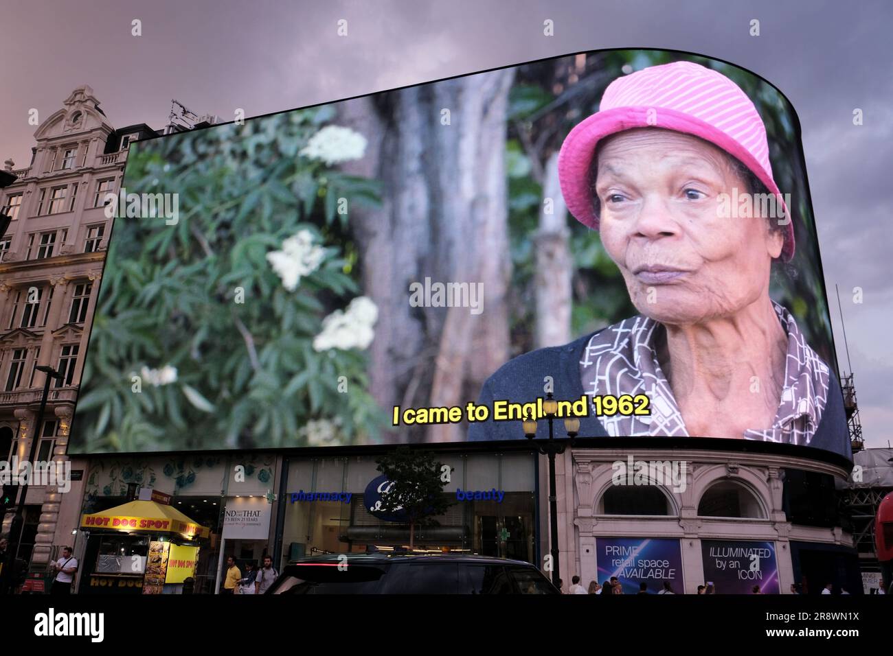 Londra, Regno Unito. 22 giugno 2023. CIRCA, in collaborazione con il Black Cultural Archives, ha prodotto un cortometraggio per celebrare il 75° anniversario degli arrivi di Windrush, quando 492 persone arrivarono a Tilbury Docks dai Caraibi rispondendo all'appello del governo britannico per i lavoratori di ricostruire l'economia, dopo la seconda guerra mondiale. Interviste selezionate di persone collegate alla generazione Windrush sono state inserite nel film e mostrate sullo schermo iconico. Credito: Fotografia dell'undicesima ora/Alamy Live News Foto Stock