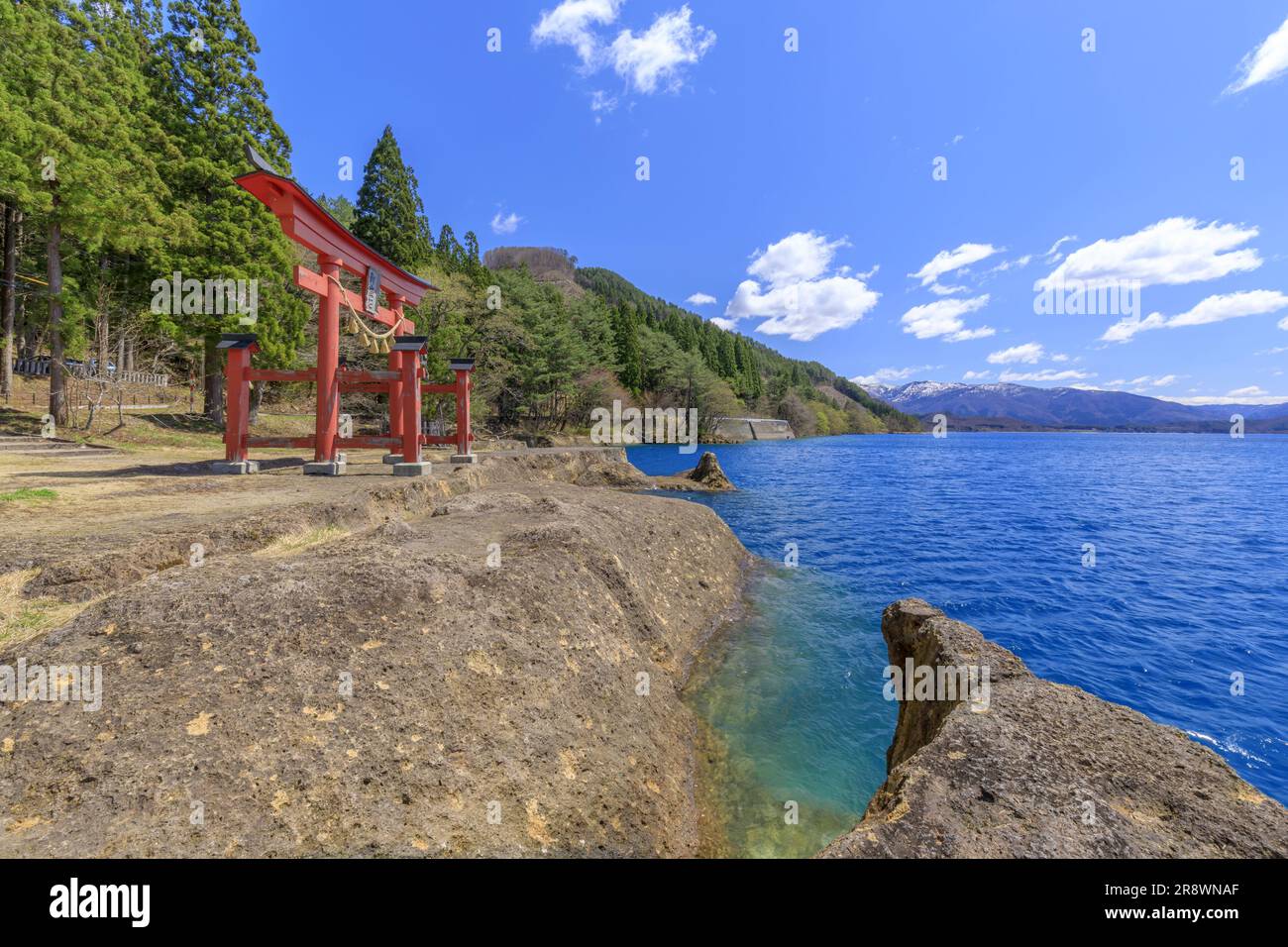 Santuario Gozaishi sul lago Tazawa Foto Stock