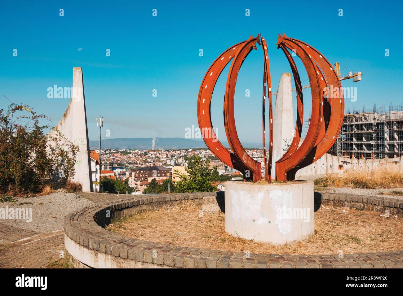 Cimitero dei martiri partigiani, un monumento costruito nel 1961 nel sobborgo di Velanija, Pristina, Kosovo per commemorare i soldati caduti locali nella seconda guerra mondiale Foto Stock