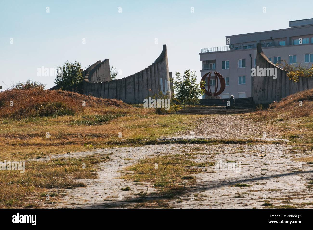 Cimitero dei martiri partigiani, un monumento costruito nel 1961 nel sobborgo di Velanija, Pristina, Kosovo per commemorare i soldati caduti locali nella seconda guerra mondiale Foto Stock