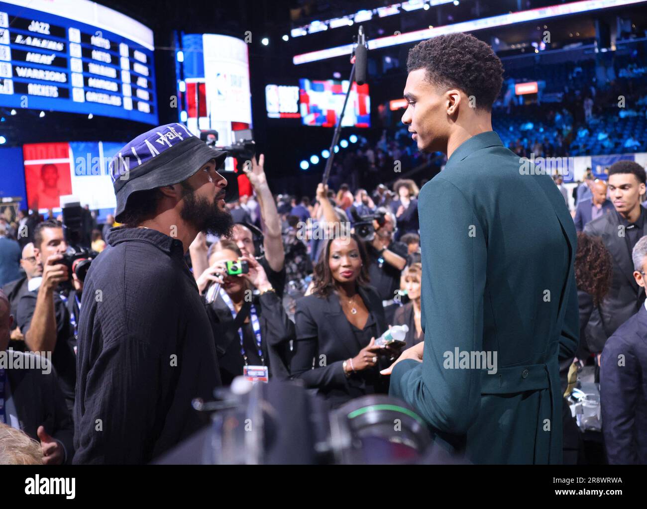 New York City, Stati Uniti. 22 giugno 2023. I giocatori di basket francesi Victor Wembanyama e Joakim Noah parlano insieme intorno alla Green Room durante il Draft NBA al Barclays Center di Brooklyn, New York, il 22 giugno 2023. Foto di Charles Guerin/ABACAPRESS.COM Credit: Abaca Press/Alamy Live News Foto Stock