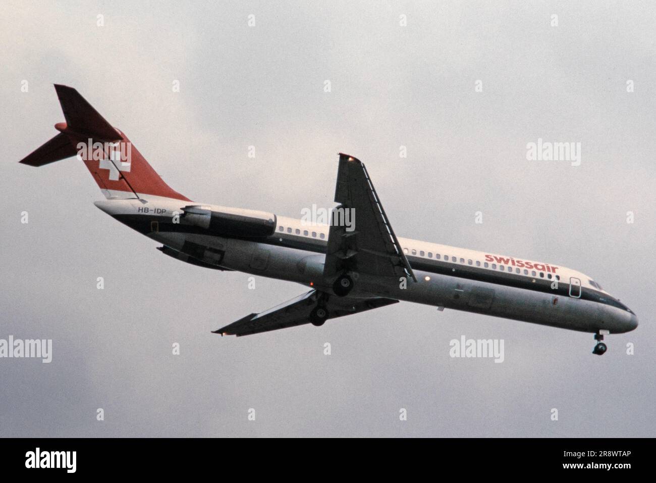 Uno Swissair McDonnell Douglas DC-9, immatricolato HB-IDP, atterra all'aeroporto di Londra Heathrow il 22 luglio 1982. Foto Stock