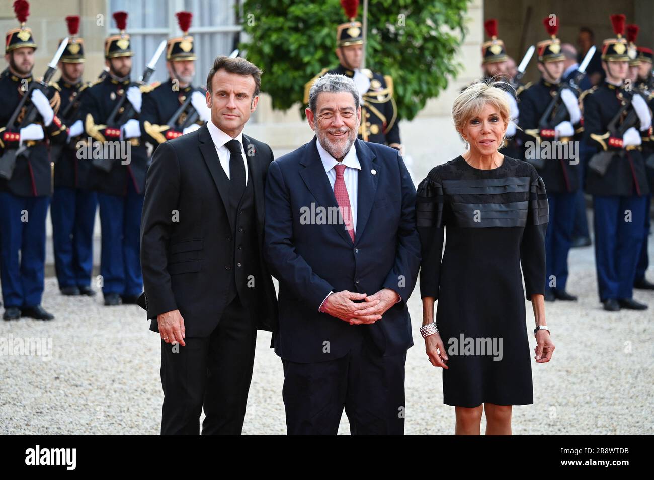 Il presidente francese Emmanuel Macron e sua moglie Brigitte Macron salutano Ralph Gonsalves, primo ministro di Saint Vincent e Grenadine all'arrivo per una cena ufficiale all'Elysee Palace, ai margini del New Global Financial Pact Summit, a Parigi, il 22 giugno 2023. Dozzine di leader globali si riuniscono a Parigi il 22 giugno per un vertice per raccogliere un nuovo consenso sulle riforme economiche internazionali per aiutare i paesi in via di sviluppo gravati dal debito ad affrontare un crescente assalto di sfide, in particolare il cambiamento climatico. Foto di Tomas Stevens/ABACAPRESS.COM Foto Stock