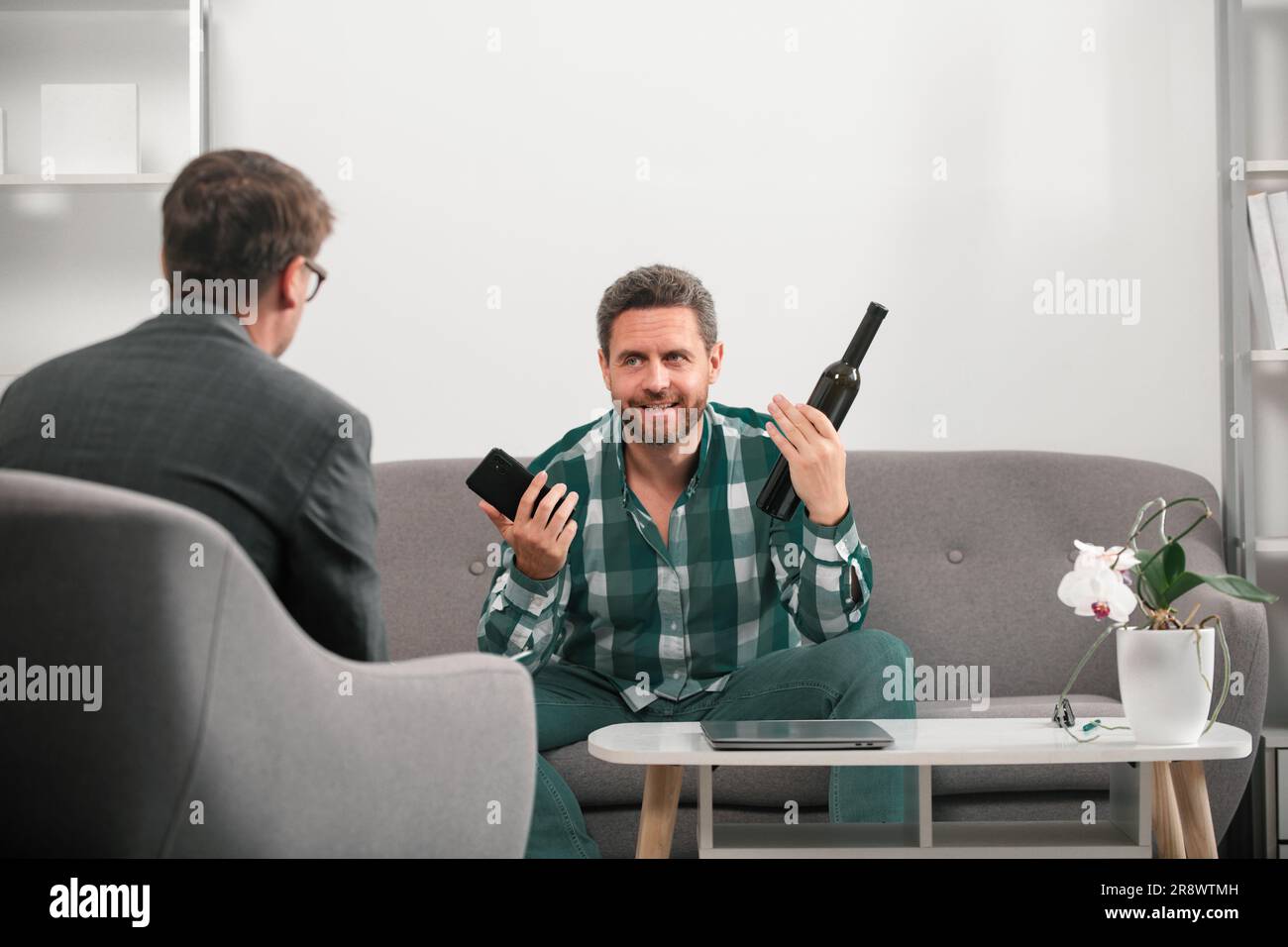 Risolvere il problema, dipendenza da alcol, abuso di alcool da uomo. Psicologia, concetto di terapia mentale. Uomo e psicologo alla sessione di psicoterapia Foto Stock