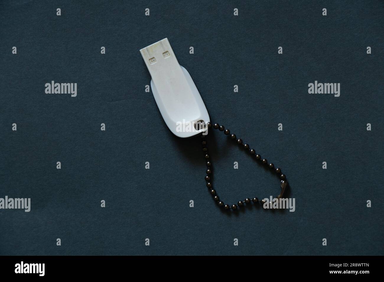L'unità USB si trova su uno sfondo scuro Foto Stock
