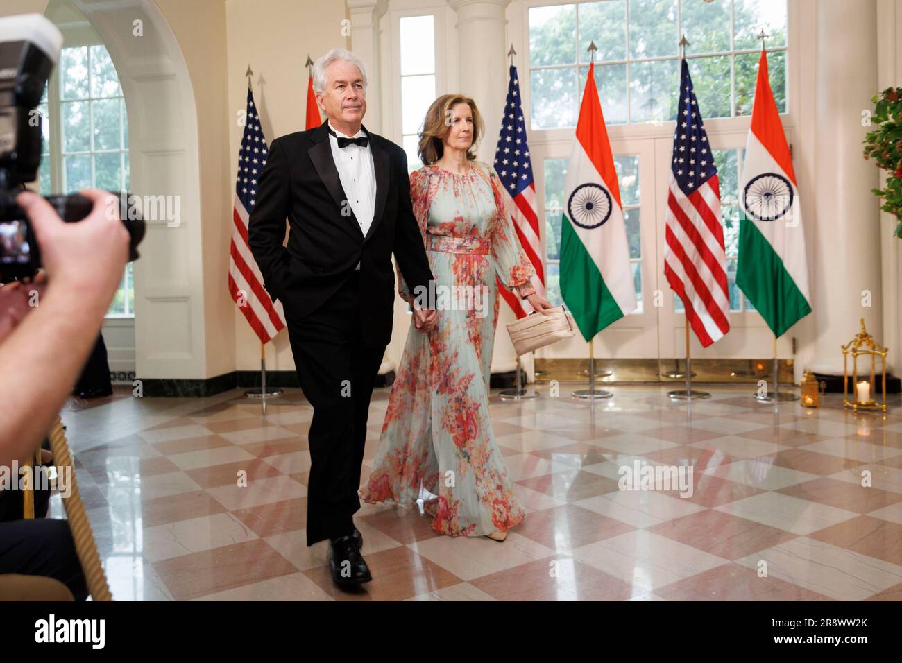 William Burns, direttore della Central Intelligence Agency (CIA), a sinistra, e Lisa Carty, Stati Uniti Rappresentante del Consiglio economico e sociale delle Nazioni Unite, arriva a una cena di stato in onore del primo ministro indiano Narendra modi ospitata dal presidente degli Stati Uniti Joe Biden e dalla First Lady Jill Biden alla Casa Bianca di Washington DC giovedì 22 giugno 2023. Biden e modi annunciarono una serie di accordi commerciali e di difesa progettati per migliorare i legami militari ed economici tra le loro nazioni durante una visita di stato alla Casa Bianca oggi. Foto di Ting Shen/UPI Foto Stock