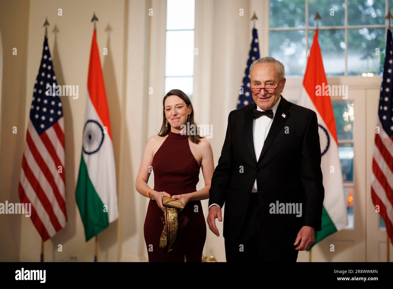 Washington, Stati Uniti. 22 giugno 2023. Il leader della maggioranza del Senato Chuck Schumer, un democratico di New York, a destra, ed Elizabeth Weiland, arrivano ad una cena di stato in onore del primo ministro indiano Narendra modi ospitata dal presidente degli Stati Uniti Joe Biden e dalla First Lady Jill Biden alla Casa Bianca di Washington, DC giovedì 22 giugno 2023. Biden e modi annunciarono una serie di accordi commerciali e di difesa progettati per migliorare i legami militari ed economici tra le loro nazioni durante una visita di stato alla Casa Bianca oggi. Foto di Ting Shen/UPI credito: UPI/Alamy Live News Foto Stock